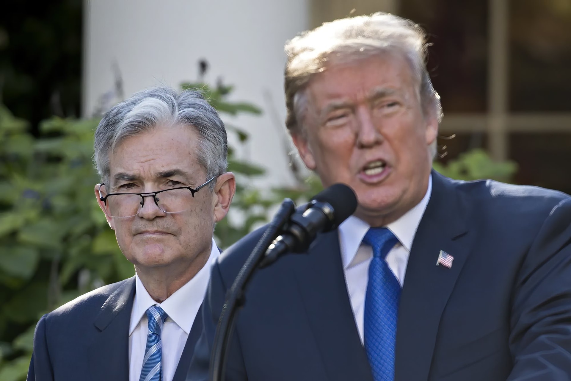 donald-trump-and-jerome-powell_andrew-harrer.jpg