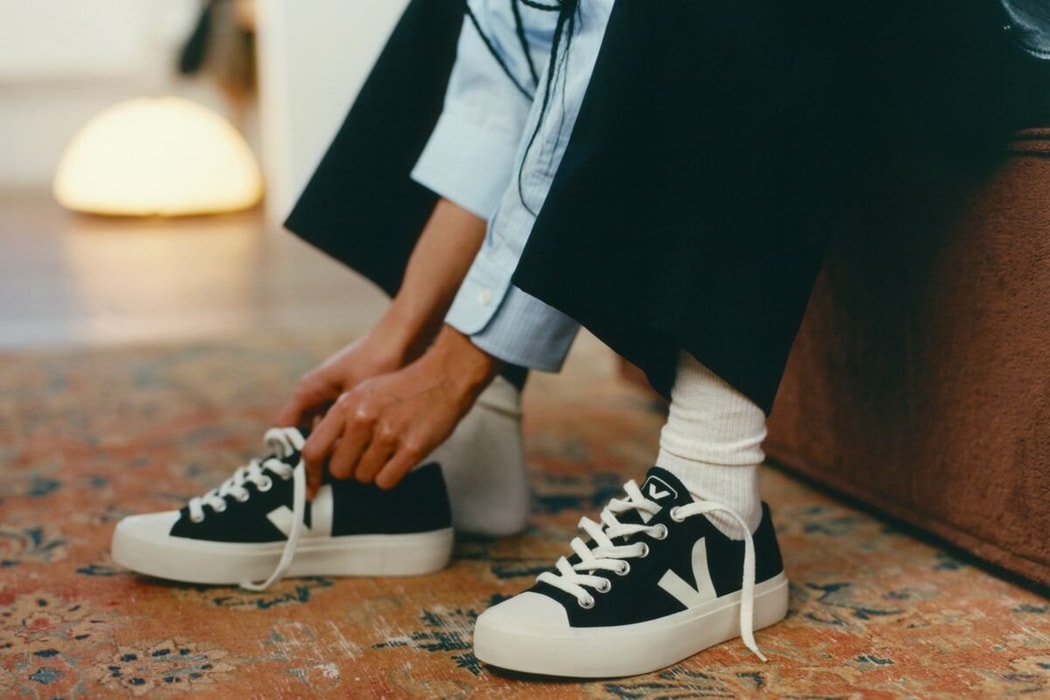Giày sneaker "xanh" của người Pháp