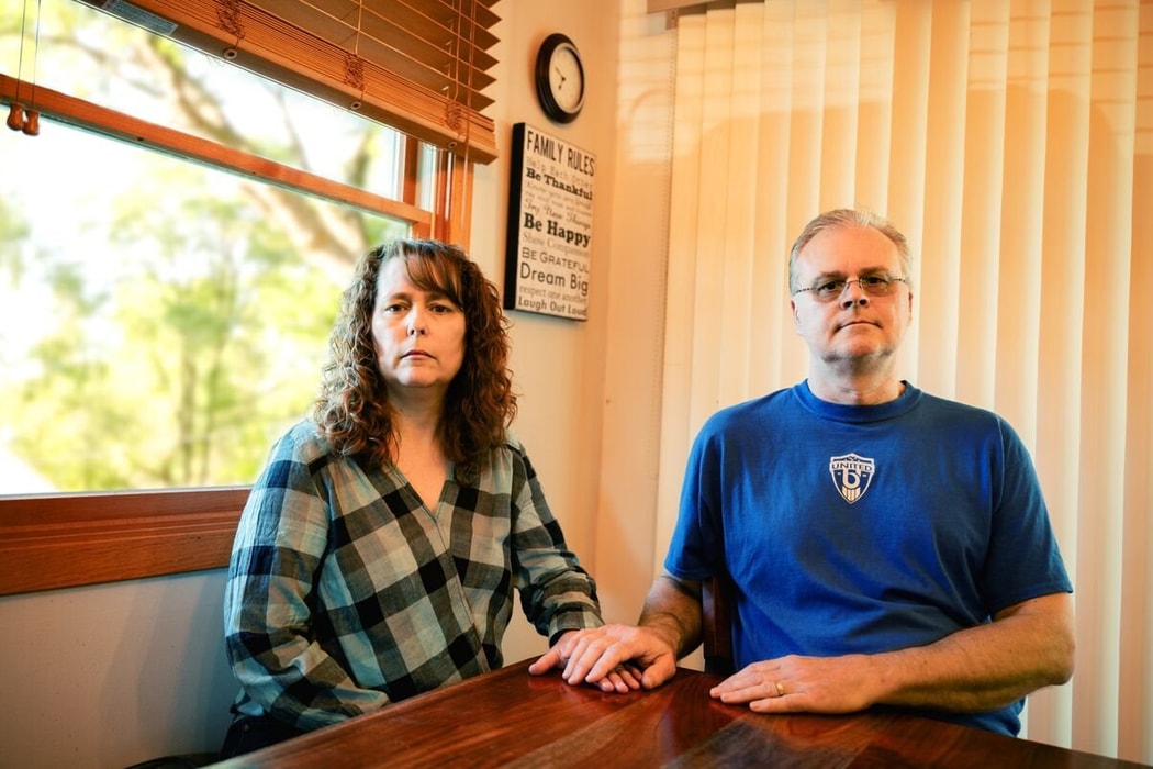 Joan và Mark Robertson tại ngôi nhà của họ ở South Bloomington, bang Minnesota. Ảnh: Andrea Ellen Reed cho Bloomberg Businessweek







