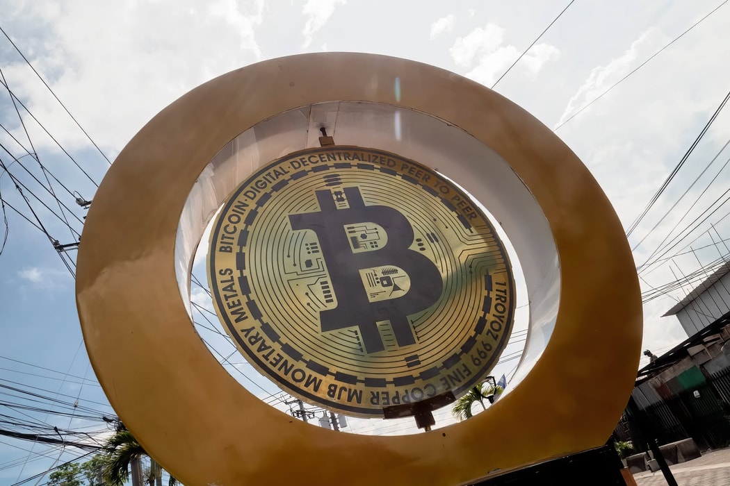 Giá Bitcoin chững lại sau khi tiến sát giá lịch sử 100 ngàn USD