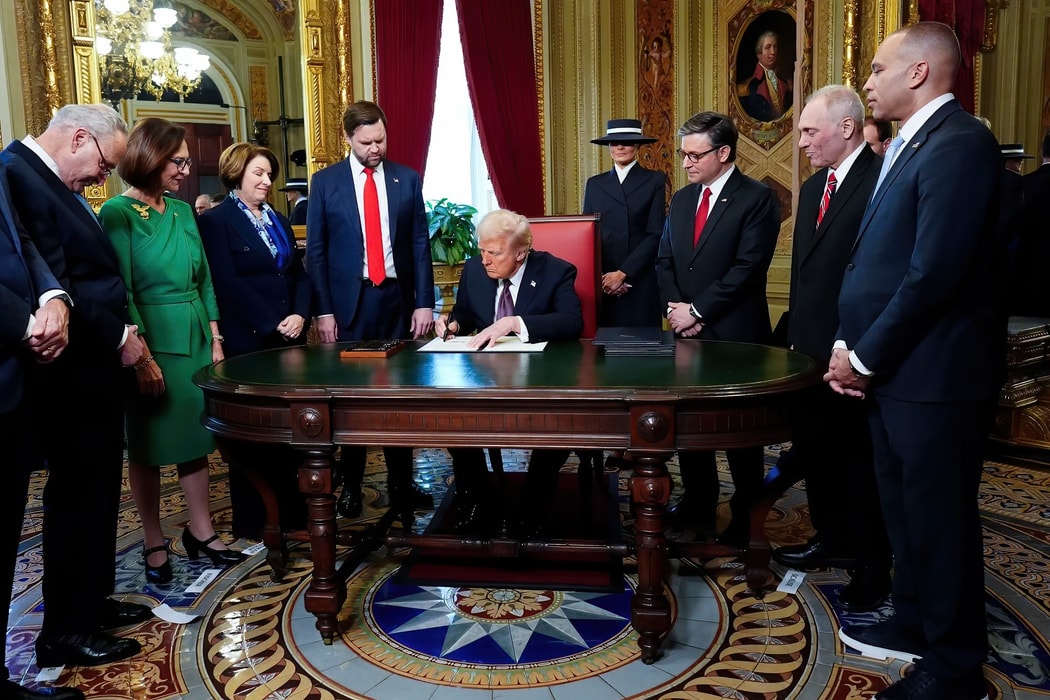 Tổng thống Donald Trump (ở giữa) trong buổi lễ ký kết tại Điện Capitol Mỹ. Hình ảnh: Melina Mara/The Washington Post/Bloomberg.