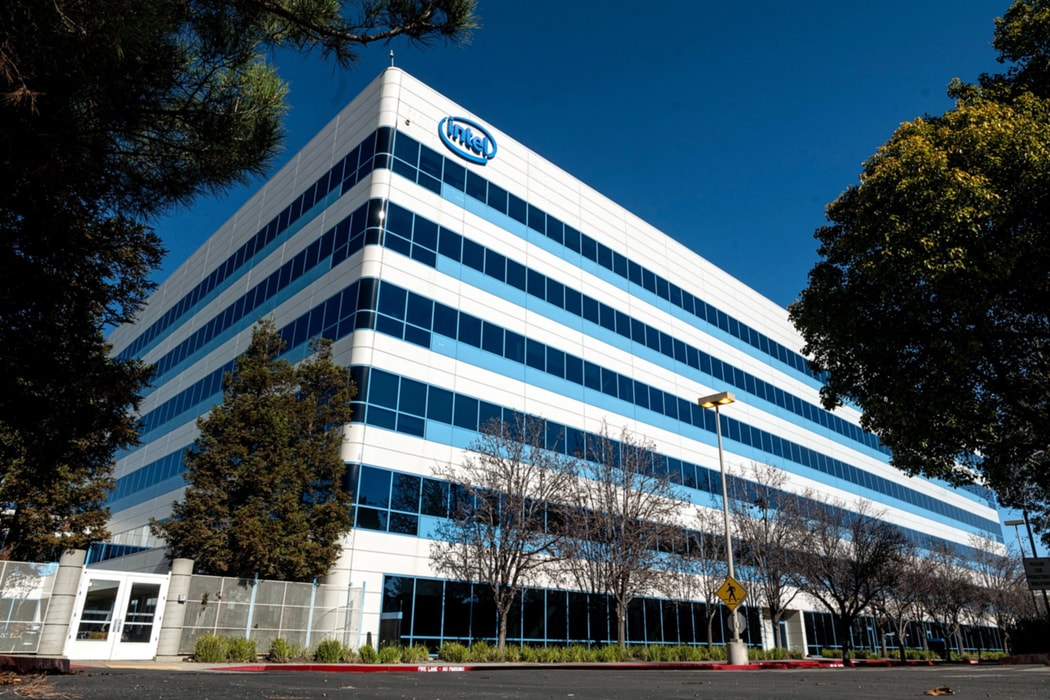 CEO mới của Intel gây tranh cãi khi tuyên bố tiếp tục sản xuất chip cho các hãng khác