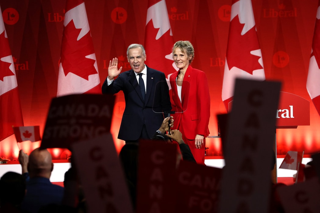 Mark Carney, lãnh đạo Đảng Tự do Canada, và vợ ông, Diana Carney, bước lên sân khấu trong sự kiện công bố lãnh đạo của đảng tại Ottawa, Ontario, Canada, vào Chủ nhật, ngày 9 tháng 3 năm 2025. Carney đã giành chiến thắng trong cuộc đua trở thành thủ tướng 