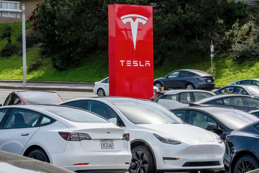 Cổ phiếu Tesla lao dốc trước thông tin công nghệ sạc nhanh của BYD