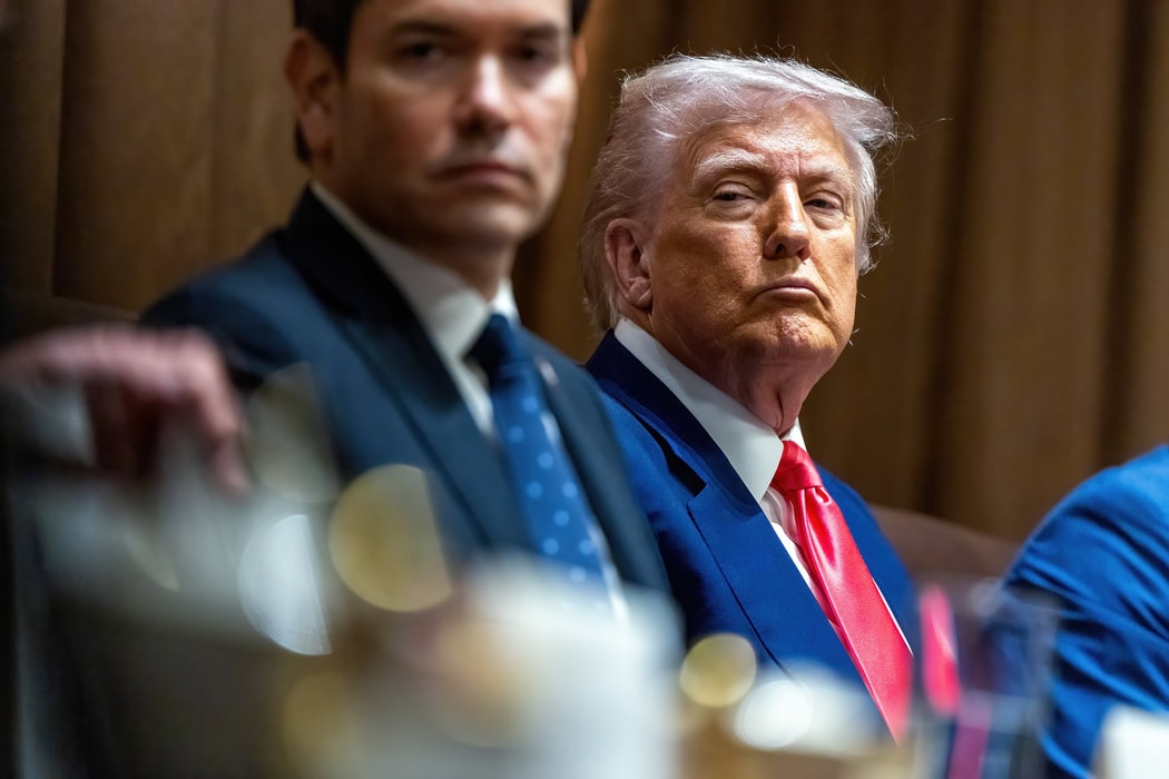 Donald Trump nhận định có “vấn đề trong giai đoạn chuyển tiếp” sau khi áp mức thuế 145% lên Trung Quốc