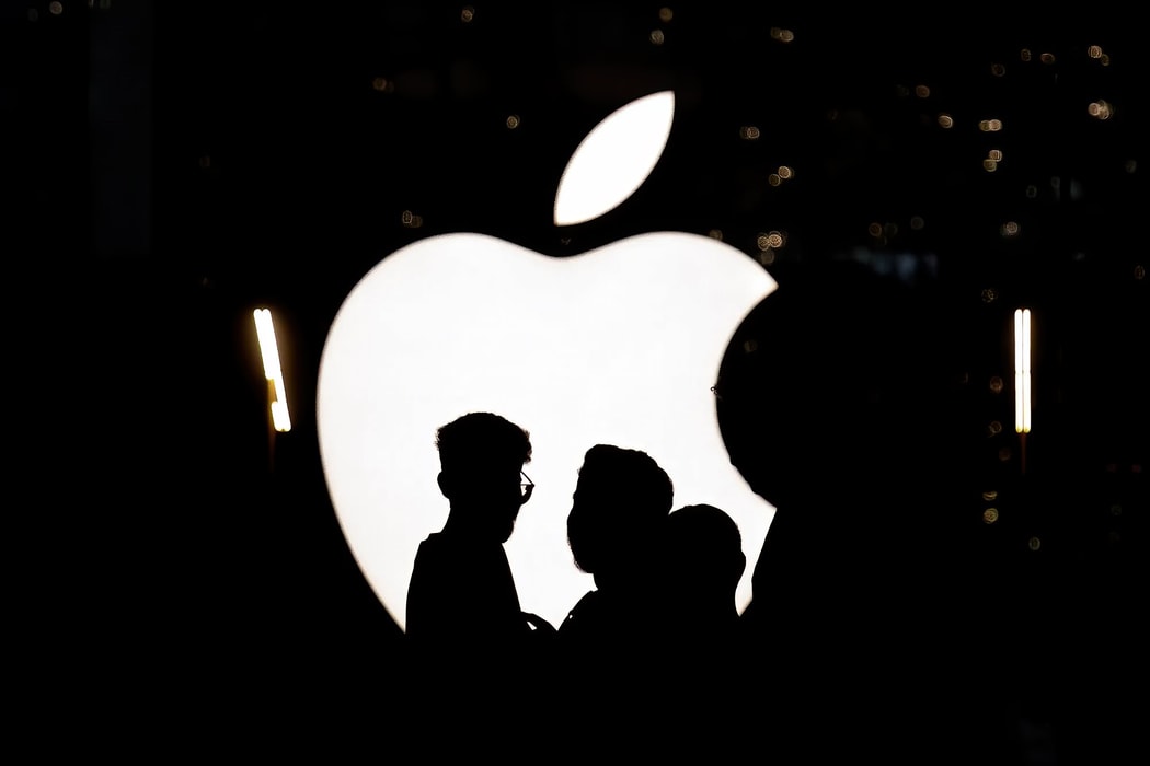 Apple suýt rơi vào khủng hoảng trước khi được ông Trump miễn trừ thuế