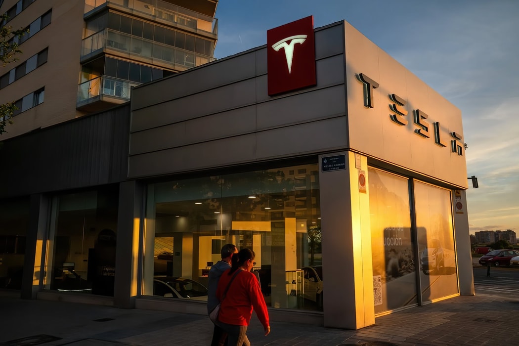 Elon Musk rút khỏi chính phủ để tập trung trở lại cho Tesla
