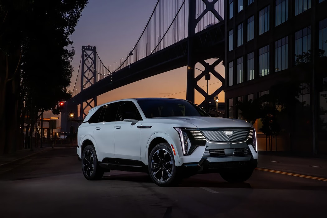 Gã khổng lồ xanh: Escalade IQ là viên ngọc điện hóa mà Cadillac đang cần