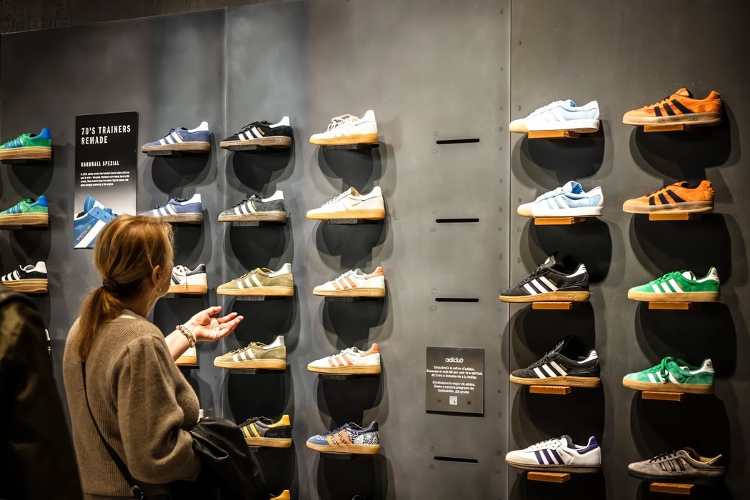 Adidas dừng kế hoạch nâng mục tiêu kinh doanh vì thuế của ông Trump