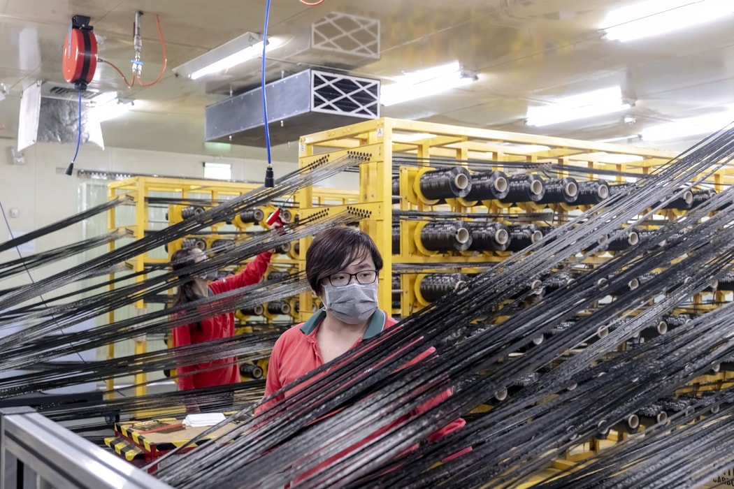 Công nhân kiểm tra sợi carbon nguyên chất tại dây chuyền sản xuất vật liệu tổng hợp của nhà máy Swancor Holding Co. ở Nam Đầu, Đài Loan. Hình ảnh: Lam Yik Fei/Bloomberg.