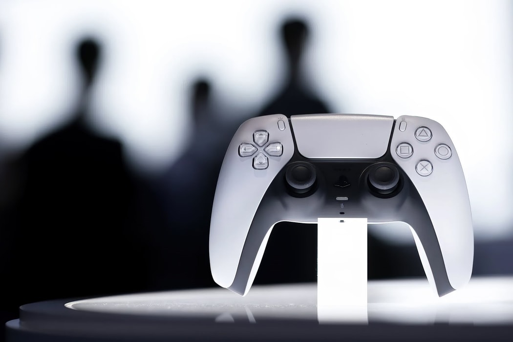 Tay cầm PlayStation 5 Pro của Sony. Hình ảnh: Kiyoshi Ota/Bloomberg

