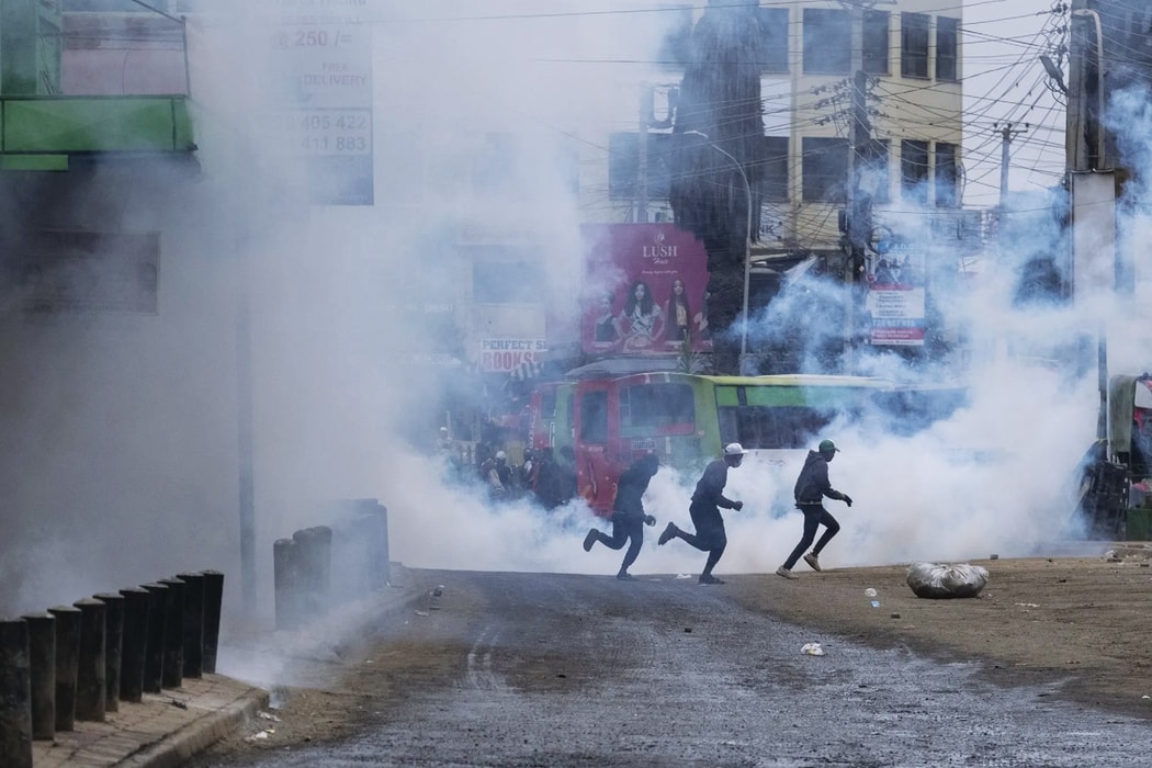 Người biểu tình chạy qua làn khí ga trong một cuộc biểu tình chống chính phủ tại Nairobi, Kenya, vào tháng 8 năm 2024.
Hình ảnh: Kabir Dhanji/AFP

