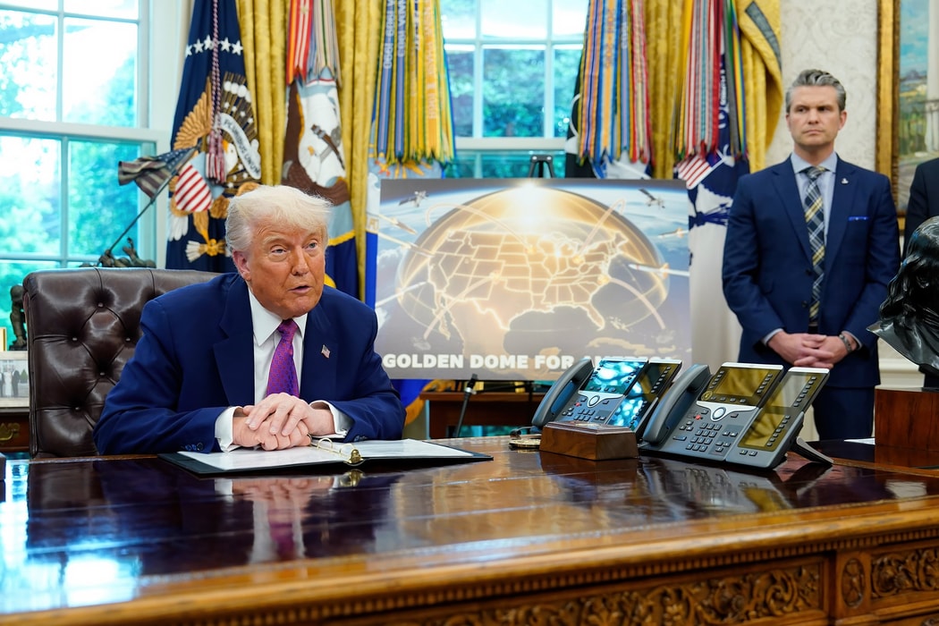 Tổng thống Mỹ Donald Trump và Bộ trưởng Quốc phòng Mỹ Pete Hegseth (phải) tại Phòng Bầu dục của Nhà Trắng ở Washington, DC, Mỹ, vào thứ Ba, ngày 20 tháng 5 năm 2025. Hình ảnh: Chris Kleponis/CNP/Bloomberg.
