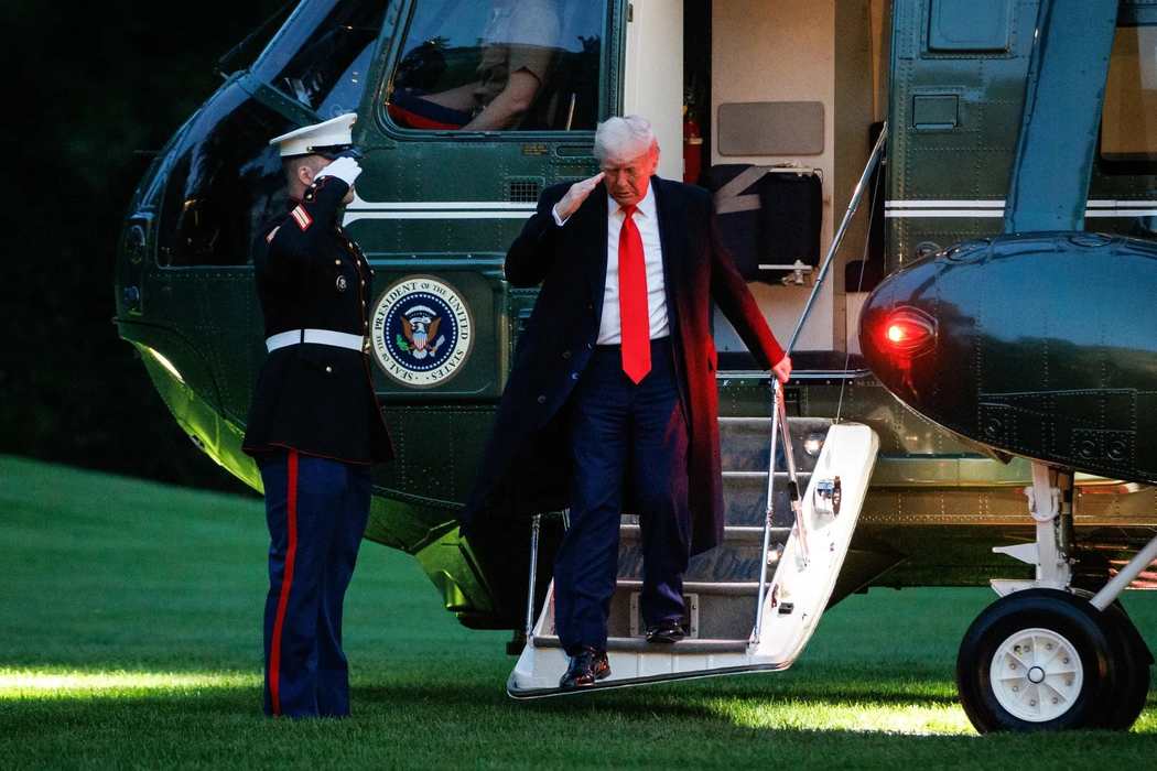 Ông Trump gia hạn thời hạn áp thuế 50% với EU đến tháng Bảy