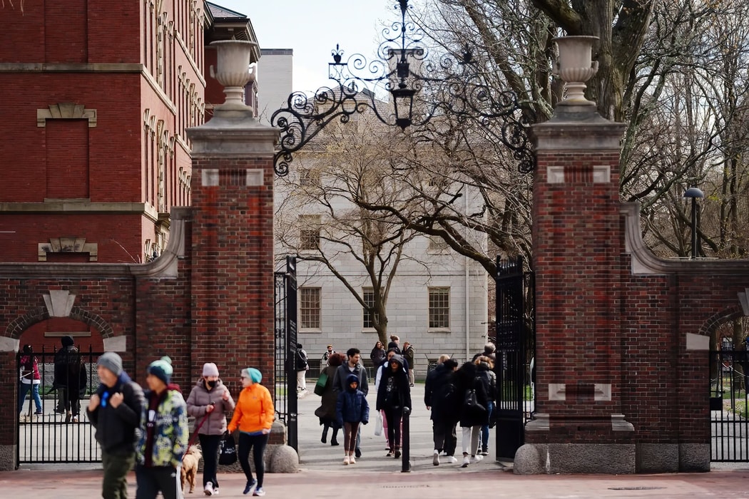 Ông Trump muốn Harvard giảm tỉ lệ sinh viên quốc tế xuống còn 15%