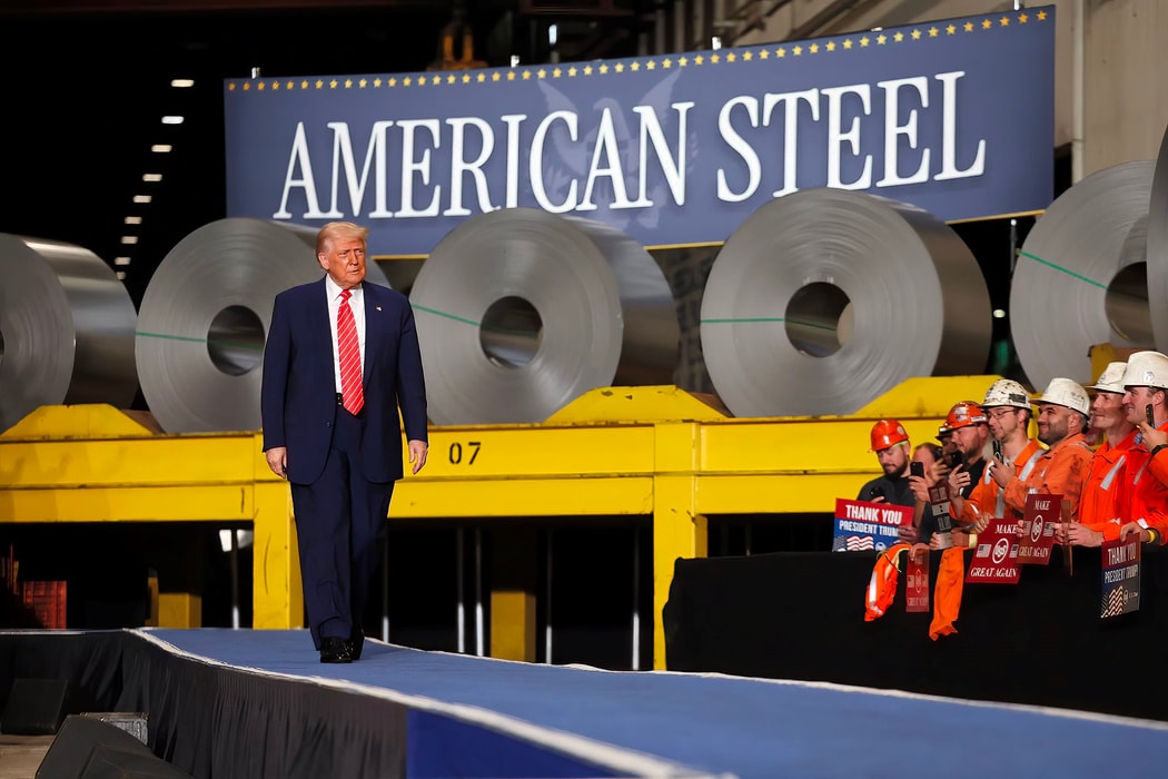 Ông Trump tăng thuế thép lên 50% để ủng hộ thương vụ US Steel–Nippon