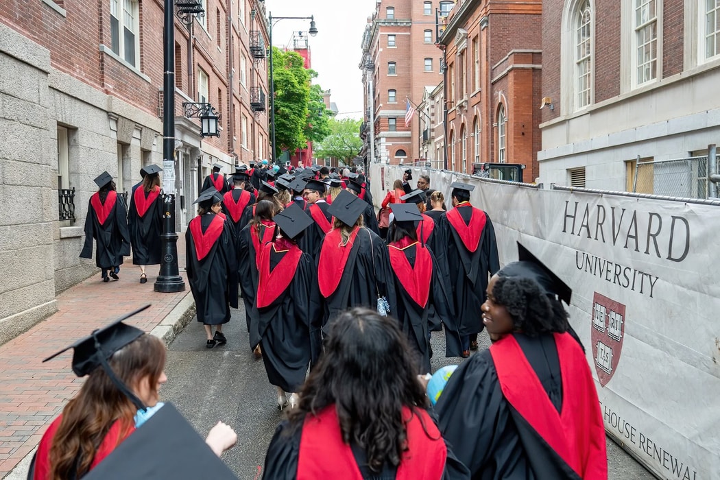 Sinh viên Đại học Harvard đi qua quảng trường Harvard Square ở Cambridge, bang Massachusetts, vào ngày 29 tháng 5. Hình ảnh: Mel Musto/Bloomberg
