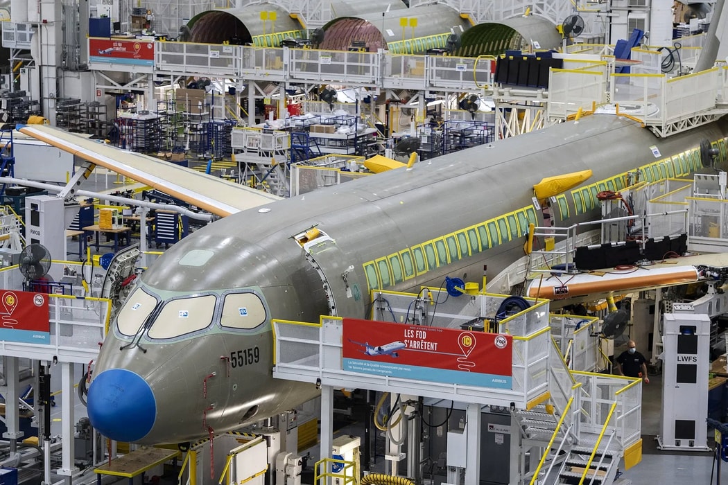 Cuộc cạnh tranh đơn hàng 100 chiếc máy bay cho AirAsia giữa Airbus và Embraer