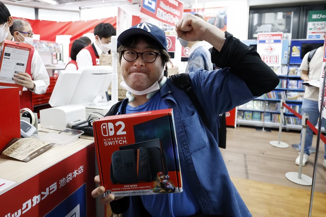 Một khách hàng với máy chơi game Nintendo Switch 2 tại cửa hàng điện tử Bic Camera Inc. ở Tokyo vào ngày 5 tháng 6. Hình ảnh: Kiyoshi Ota/Bloomberg
