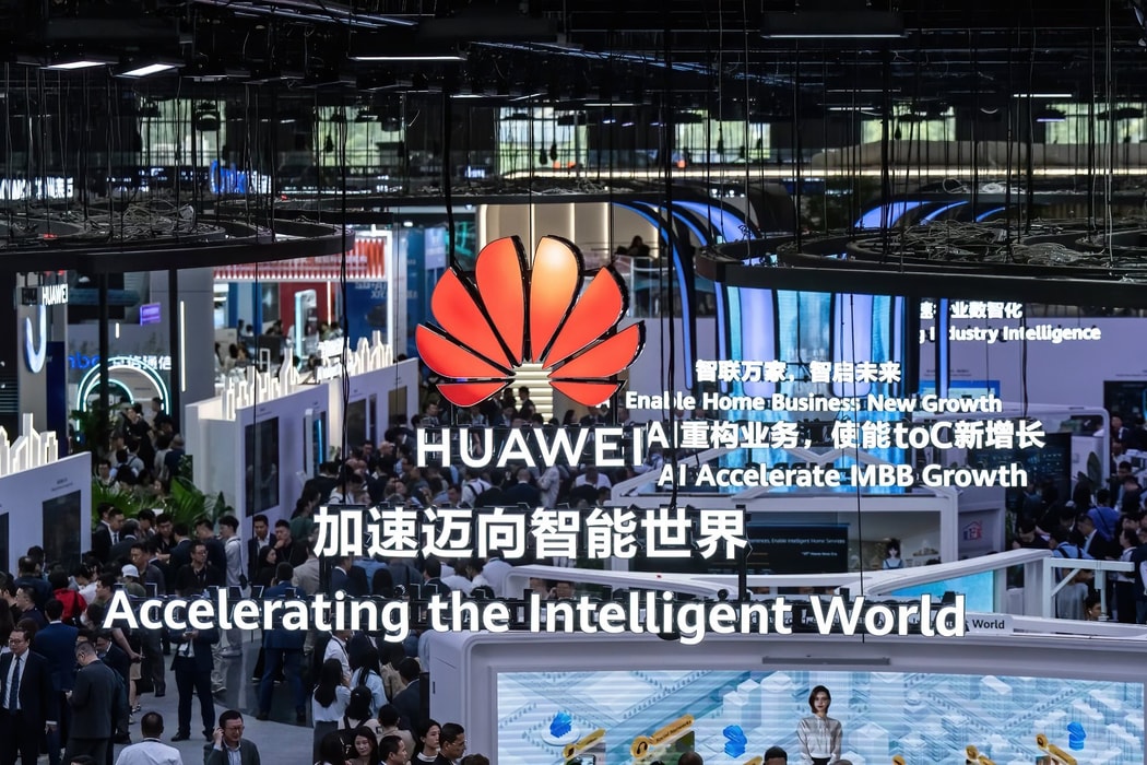 Biển hiệu của Huawei Technologies Co. tại gian hàng của công ty trong triển lãm công nghệ MWC Shanghai ở Thượng Hải, Trung Quốc. Hình ảnh: Qilai Shen/Bloomberg
