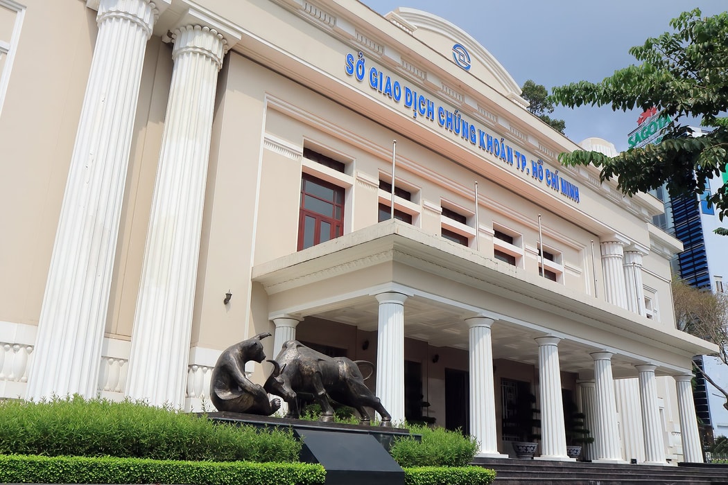 VN-Index ngược dòng khu vực, tăng mạnh trong 6 tháng đầu năm