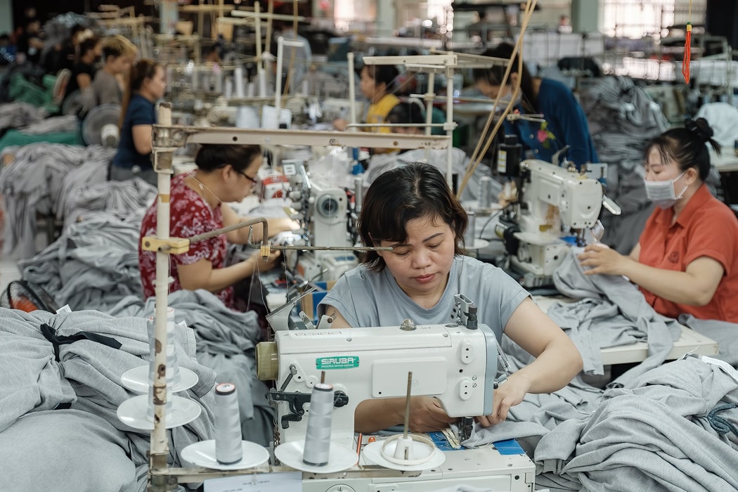 Công nhân vận hành máy may tại nhà máy may mặc của Công ty Thai Son S.P. ở tỉnh Lâm Đồng, Việt Nam. Hình ảnh: Linh Phạm/Bloomberg.
