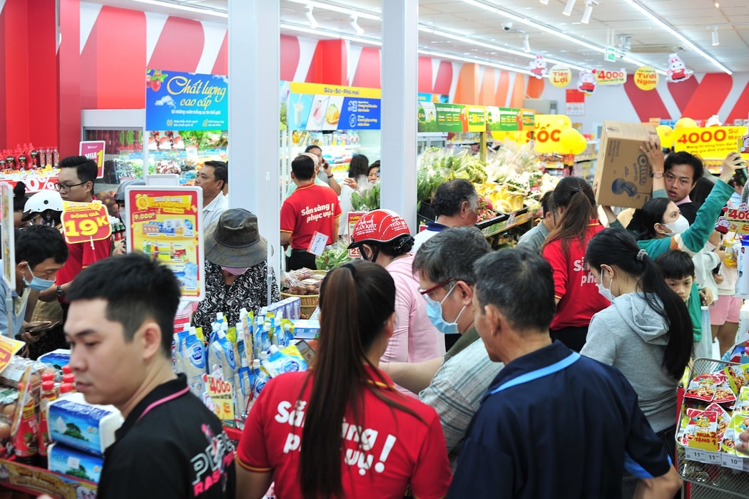 Lựa chọn hàng hóa ở WinMart+. Nguồn: Masan