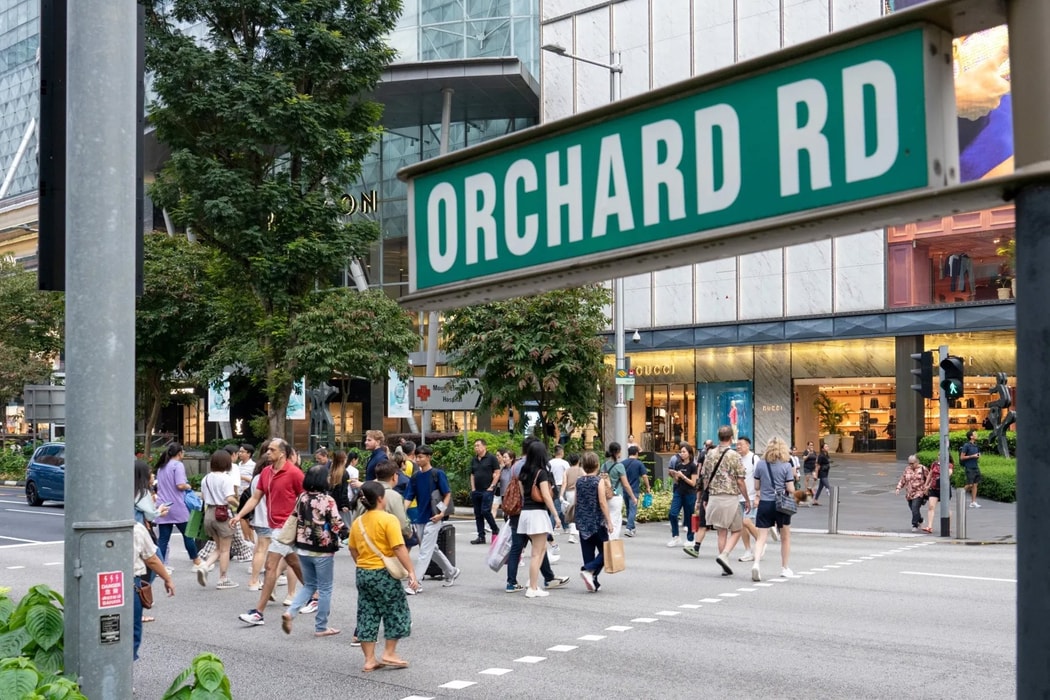 Người đi bộ tại khu vực Orchard Road, trung tâm toàn cầu về du lịch và bán lẻ cao cấp ở Singapore. Hình ảnh: Aparna Nori/Bloomberg
