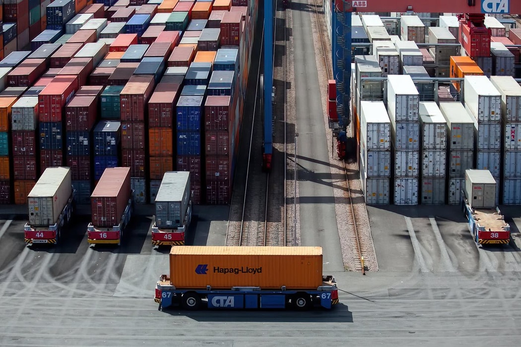 Hoạt động tại HHLA Hamburg Container Terminal Altenwerder thuộc cảng Hamburg. Hình ảnh: Krisztian Bocsi/Bloomberg
