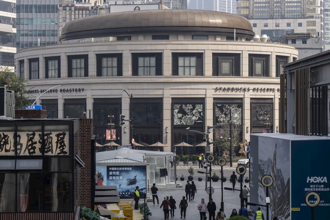 Nhà đầu tư muốn mua lại cổ phần kiểm soát Starbucks tại Trung Quốc