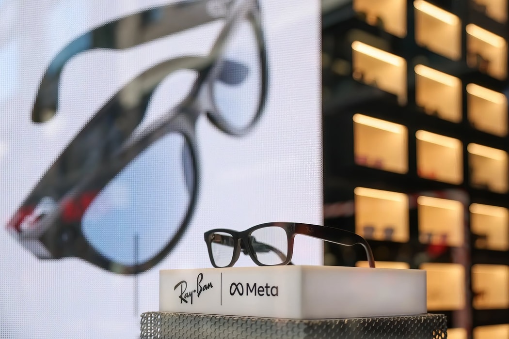 Kính thông minh Ray-Ban Meta tại một cửa hàng Ray-Ban ở London. Hình ảnh: Hollie Adams/Bloomberg
