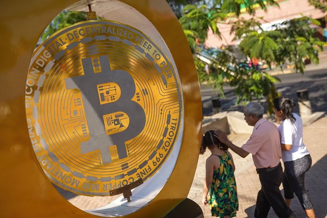 Tượng Bitcoin tại Ilopango, El Salvador. Hình ảnh: Camilo Freedman/Bloomberg
