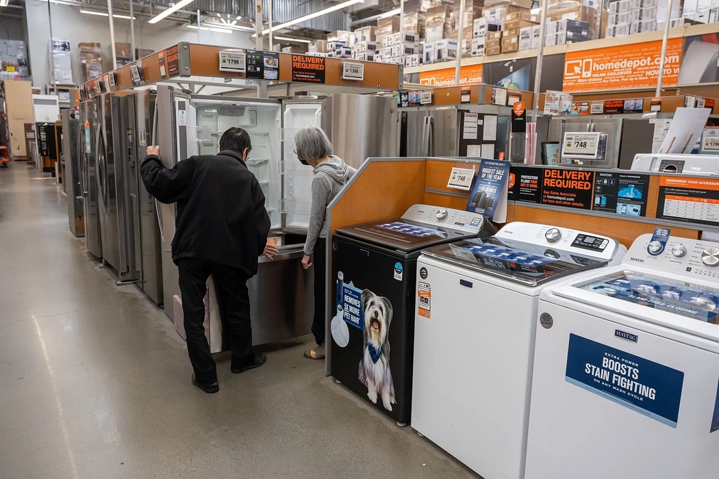 Người mua sắm xem các mẫu tủ lạnh trưng bày tại một cửa hàng Home Depot ở Colma, bang California. Hình ảnh: David Paul Morris/Bloomberg
