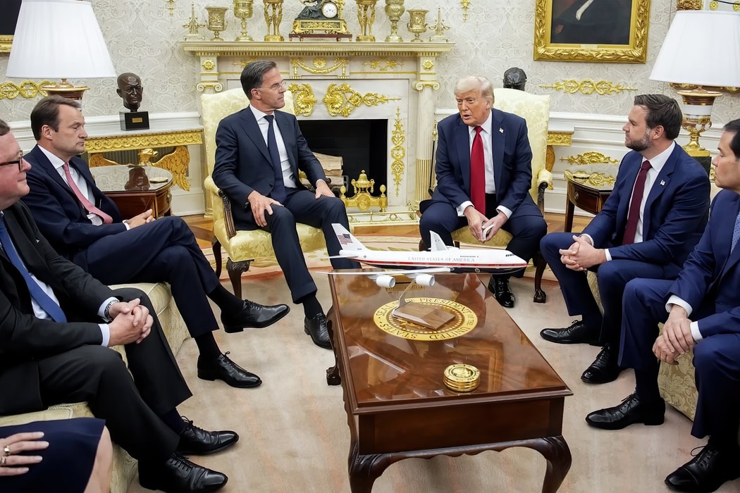 Donald Trump và Tổng Thư ký NATO Mark Rutte trong cuộc gặp tại Phòng Bầu dục ngày 14 tháng Bảy. Hình ảnh: Yuri Gripas/Abaca/Bloomberg
