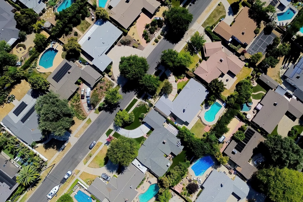 Những ngôi nhà ở Los Angeles, bang California. Hình ảnh: Eric Thayer/Bloomberg
