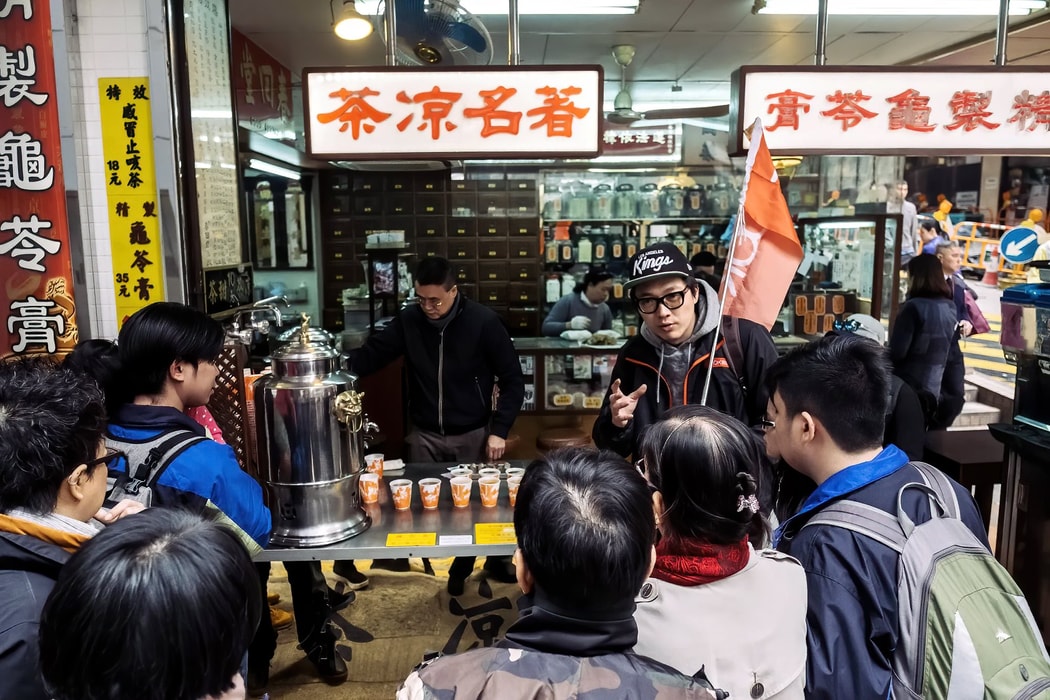 Hướng dẫn viên (thứ hai từ phải sang) cùng nhóm du khách trong một chuyến tham quan đi bộ do Klook tổ chức tại Hồng Kông. Hình ảnh: Billy H.C. Kwok/Bloomberg

