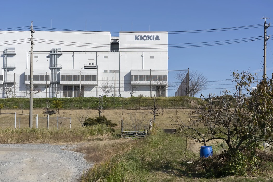 Nhà máy sản xuất chất bán dẫn của Kioxia Corp. tại Yokkaichi, Nhật Bản. Hình ảnh: Fred Mery/Bloomberg
