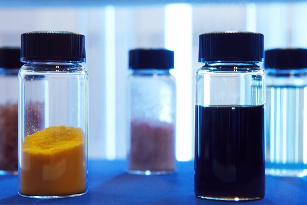Các hợp chất ruthenium. Hình ảnh: Tomohiro Ohsumi/Bloomberg
