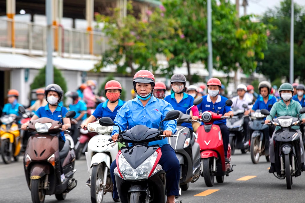 Công nhân tan ca tại khu công nghiệp Biên Hoà 2. Hình ảnh: Maika Elan