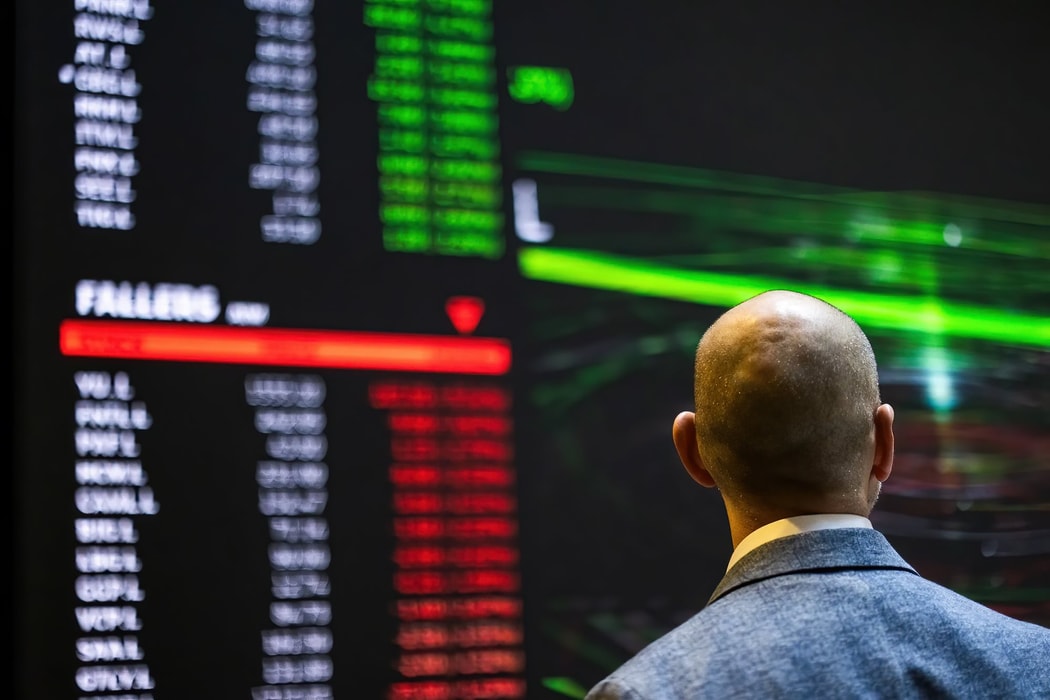 Thông tin giá cổ phiếu hiển thị trên bảng điện tử trong khu vực sảnh của trụ sở London Stock Exchange Group Plc tại khu tài chính City of London, Vương quốc Anh.
Hình ảnh: Chris Ratcliffe/Bloomberg
