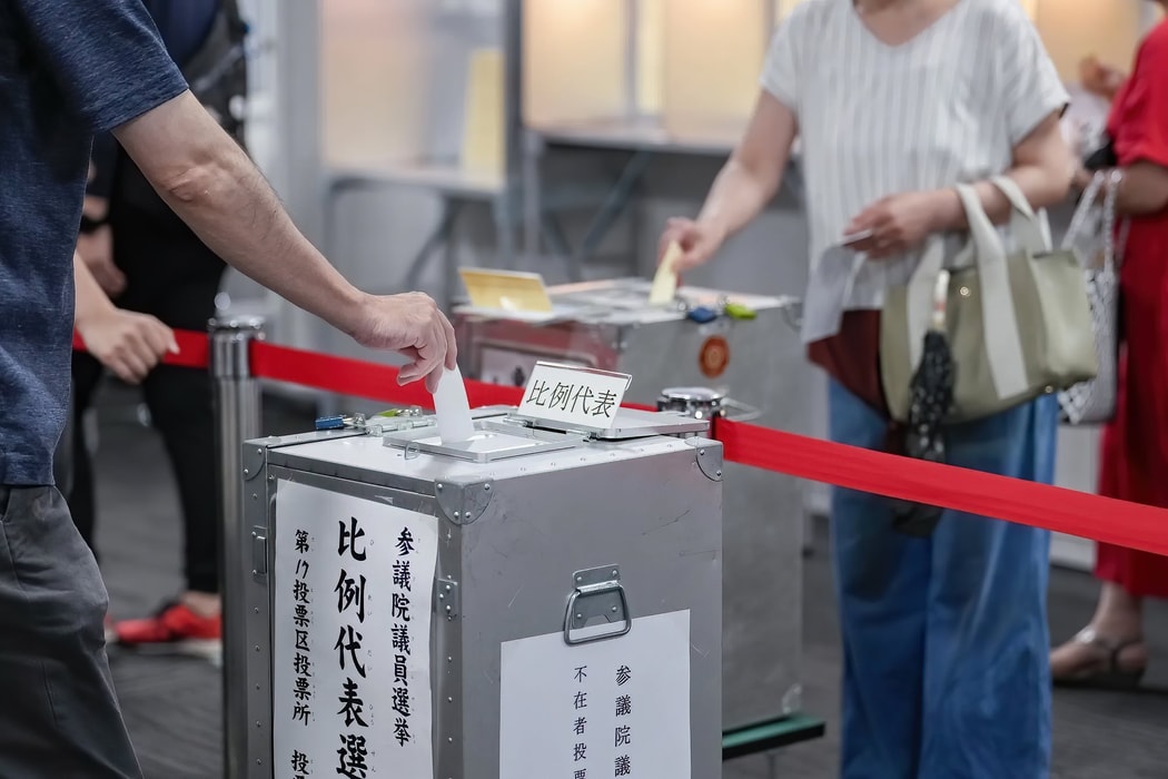 Cử tri bỏ phiếu tại một điểm bầu cử ở Tokyo vào ngày 20 tháng 7. Hình ảnh: Toru Hanai/Bloomberg
