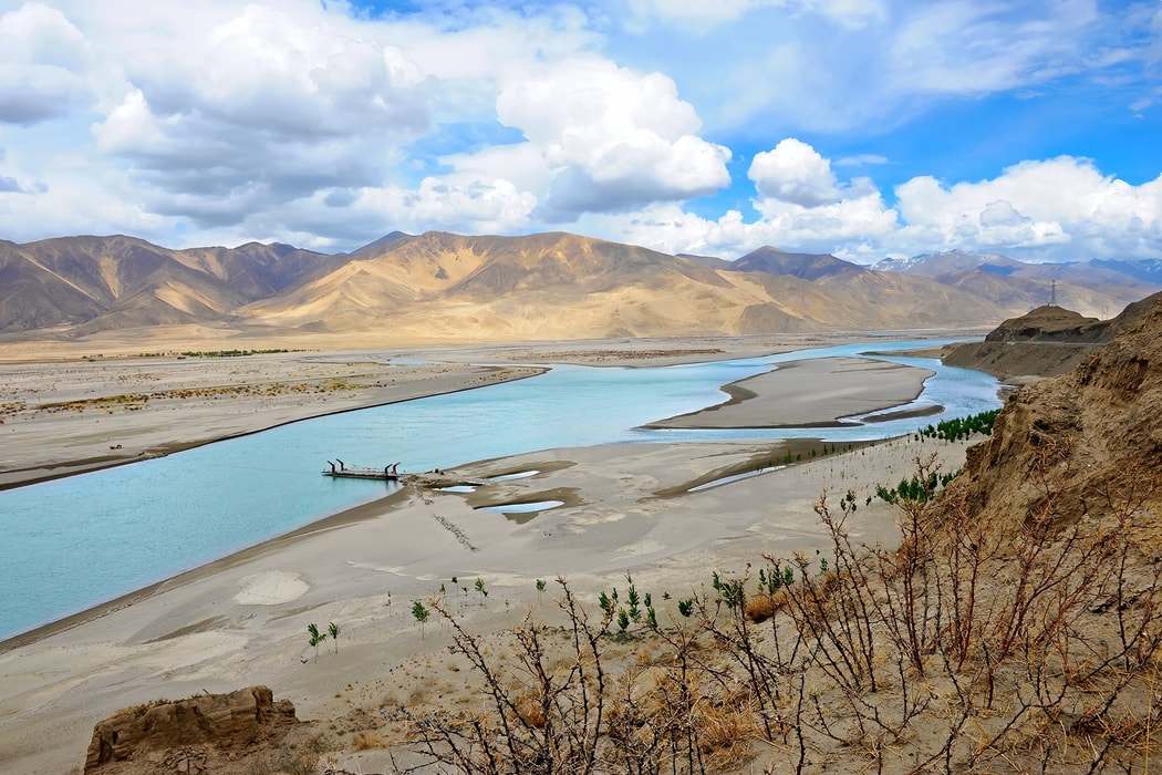 Hạ lưu sông Yarlung Tsangpo. Hình ảnh: Shutterstock