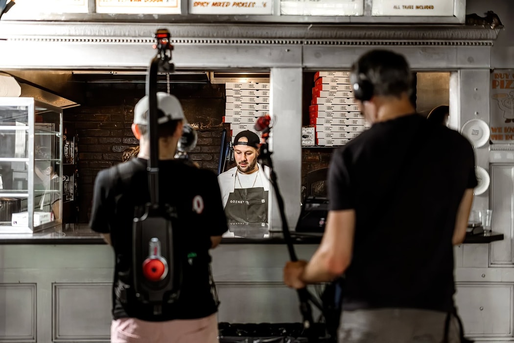 Frank Pinello quay video tại nhà hàng Best Pizza ở Brooklyn cho loạt YouTube “How to Pizza” do Gozney tài trợ. Nguồn: Gozney cung cấp.
