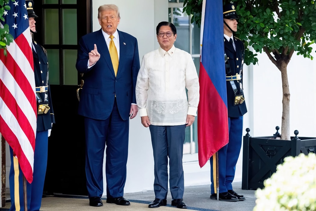 Donald Trump cùng Tổng thống Philippines Ferdinand Marcos Jr. tại Washington, DC, ngày 22 tháng 7. Hình ảnh: Graeme Sloan/Bloomberg
