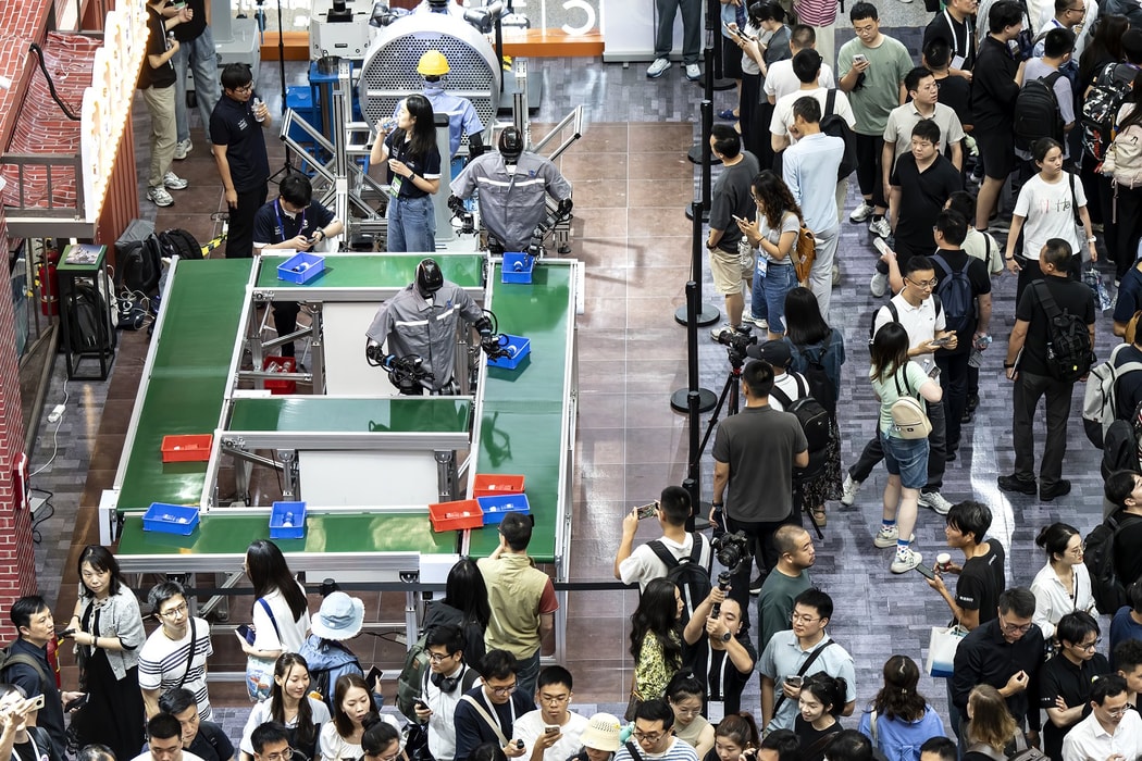 Robot đấm bốc và nhào lộn tại hội nghị AI lớn nhất Trung Quốc