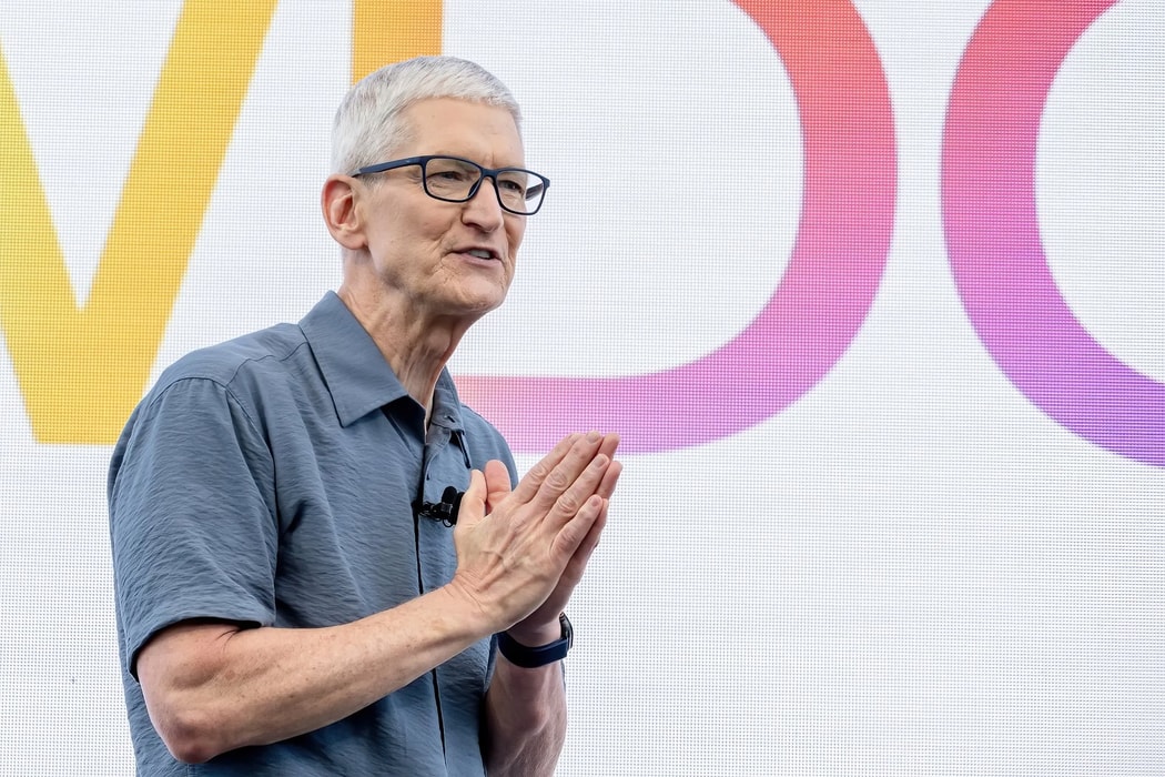 CEO Apple Tim Cook đã tập hợp nhân viên để ủng hộ những nỗ lực phát triển AI của công ty. Hình ảnh: David Paul Morris/Bloomberg