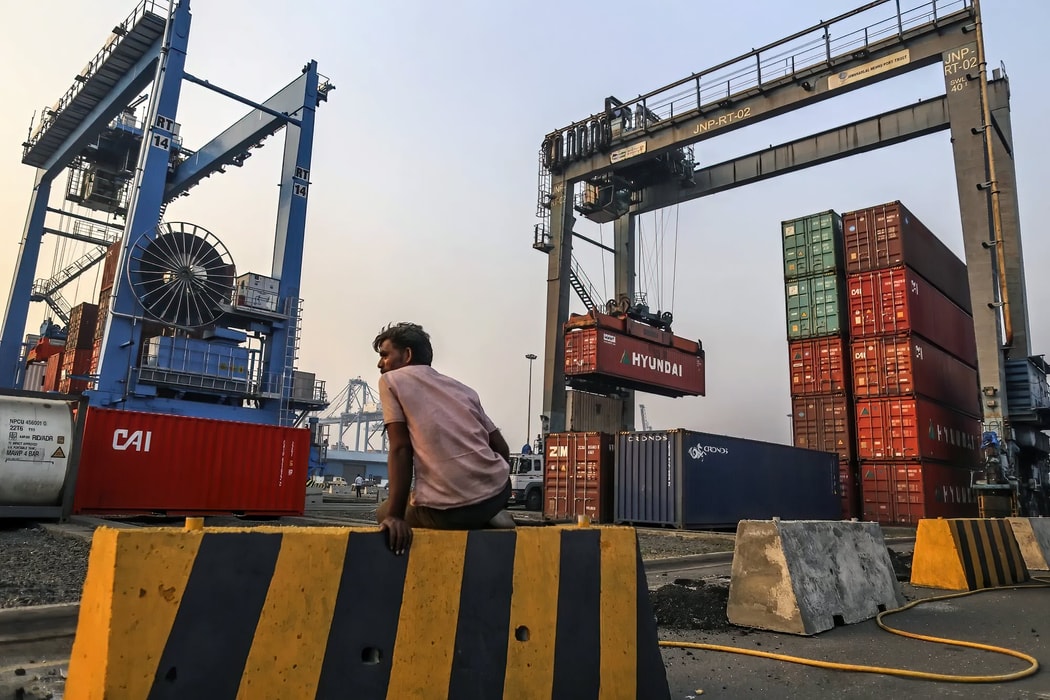 Hoạt động tại Cảng Jawaharlal Nehru ở Navi Mumbai, Ấn Độ. Hình ảnh: Dhiraj Singh/Bloomberg