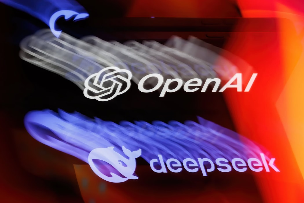 Logo cho các ứng dụng AI của OpenAI và DeepSeek. Nguồn: Bloomberg