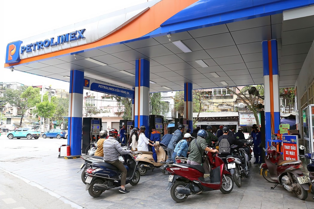 Xếp hàng mua xăng tại điểm kinh doanh xăng dầu Petrolimex trên đường Trần Hưng Đạo, quận Hoàn Kiếm, Hà Nội. Hình ảnh: Lê Đông - TTXVN