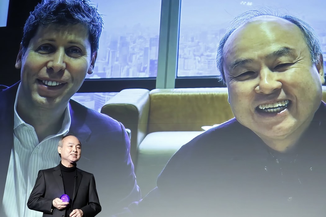 Masayoshi Son đứng trước màn hình trình chiếu hình ảnh ông cùng Sam Altman, tại Hội nghị “Chuyển đổi Kinh doanh bằng AI” tổ chức ở Tokyo. Hình ảnh: Kosuke Okahara/Bloomberg
